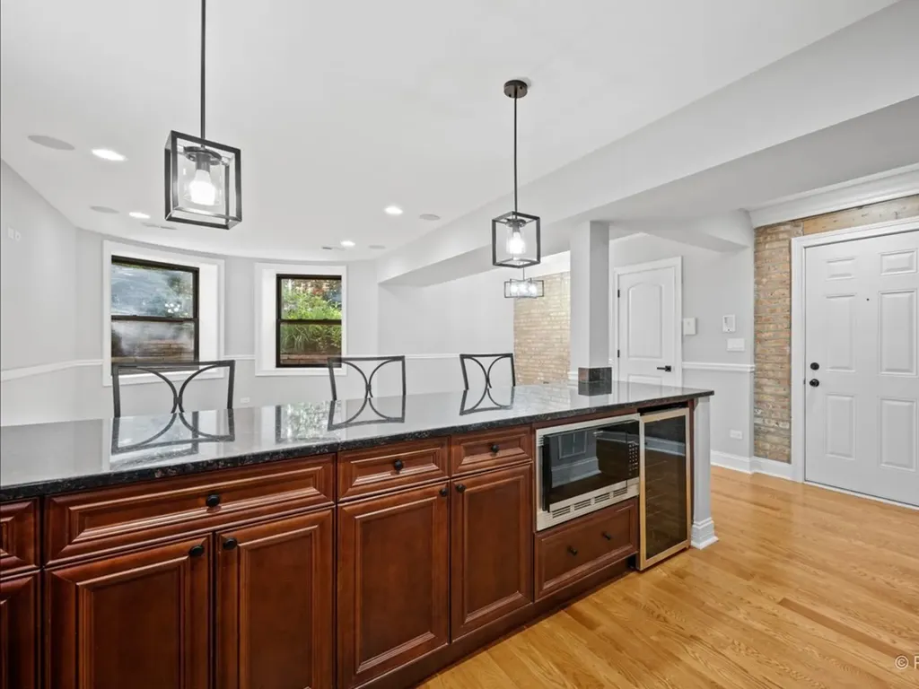 5217 North Winthrop Avenue Chicago IL 60640