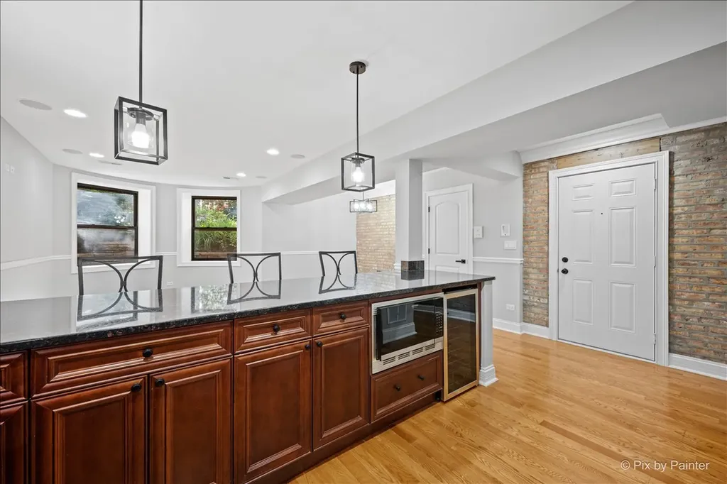 5217 North Winthrop Avenue Chicago IL 60640