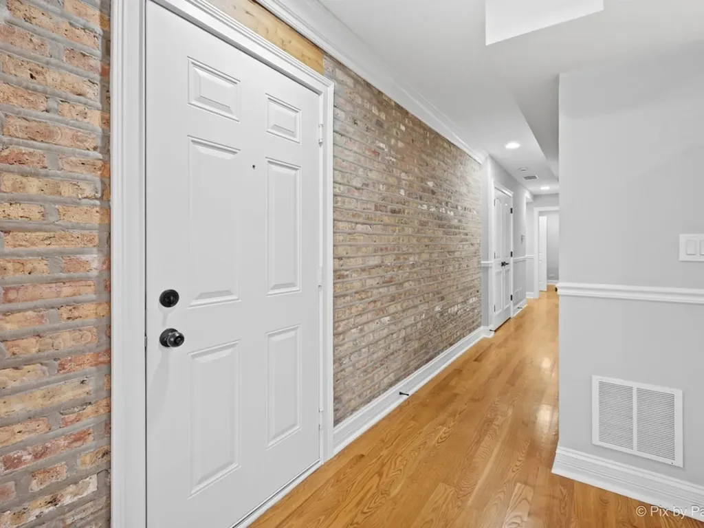 5217 North Winthrop Avenue Chicago IL 60640