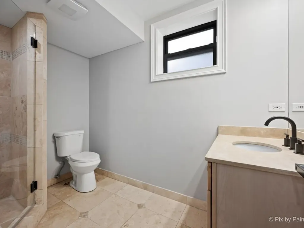 5217 North Winthrop Avenue Chicago IL 60640