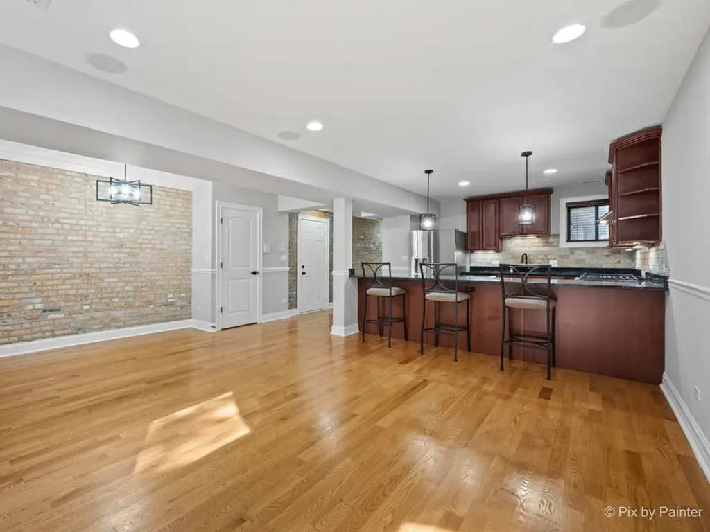 5217 North Winthrop Avenue Chicago IL 60640