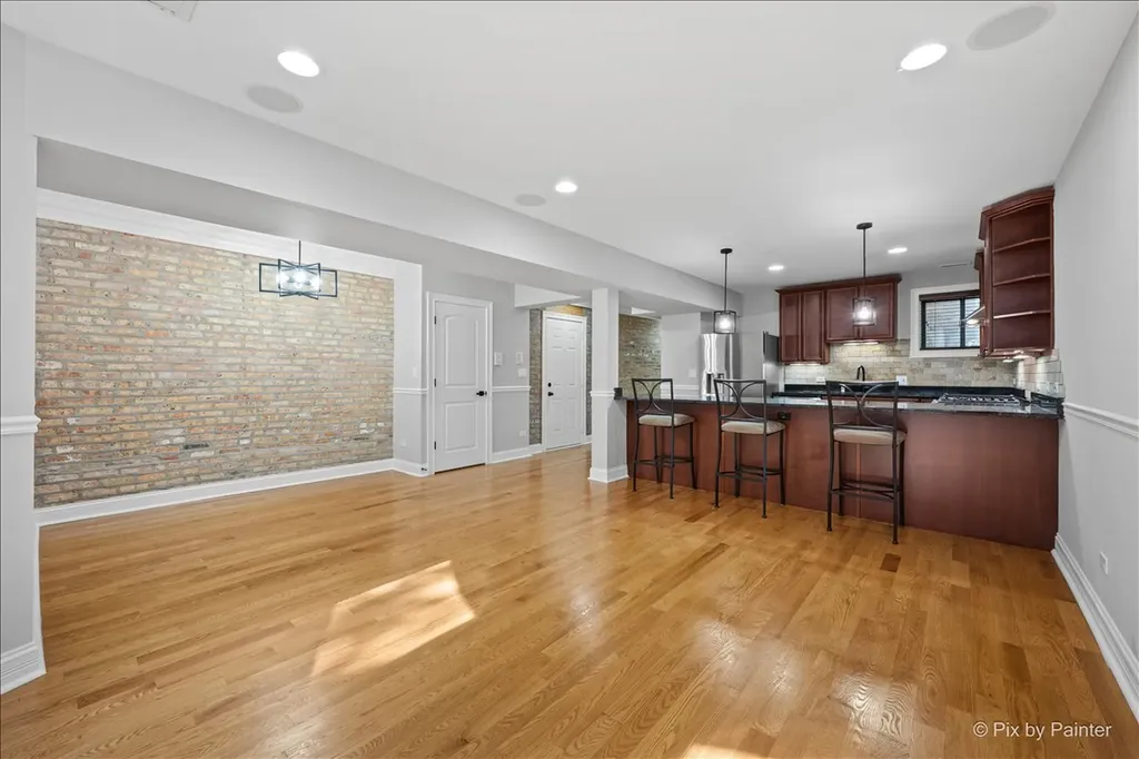 5217 North Winthrop Avenue Chicago IL 60640