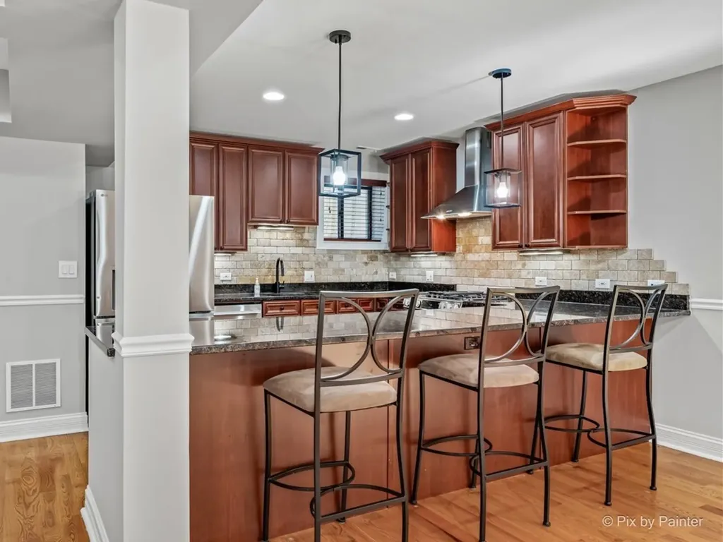 5217 North Winthrop Avenue Chicago IL 60640