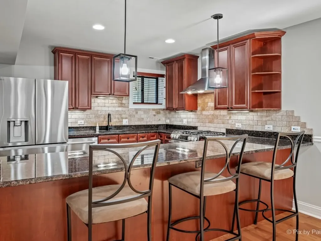 5217 North Winthrop Avenue Chicago IL 60640
