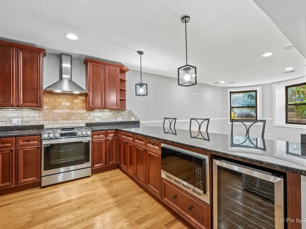 5217 North Winthrop Avenue Chicago IL 60640