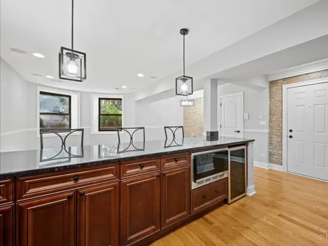 5217 North Winthrop Avenue Chicago IL 60640