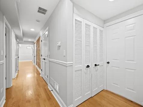 5217 North Winthrop Avenue Chicago IL 60640