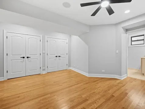 5217 North Winthrop Avenue Chicago IL 60640