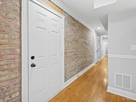 5217 North Winthrop Avenue Chicago IL 60640