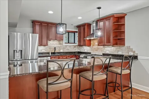 5217 North Winthrop Avenue Chicago IL 60640