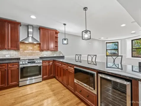 5217 North Winthrop Avenue Chicago IL 60640