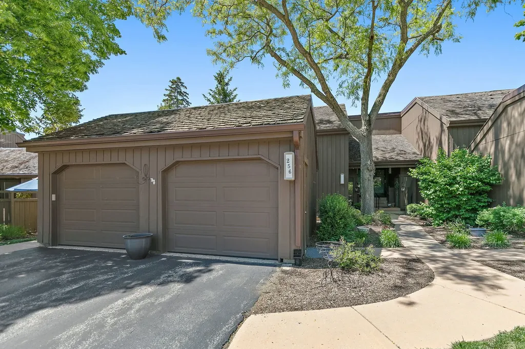 256 Thornhill Lane Lake Barrington IL 60010