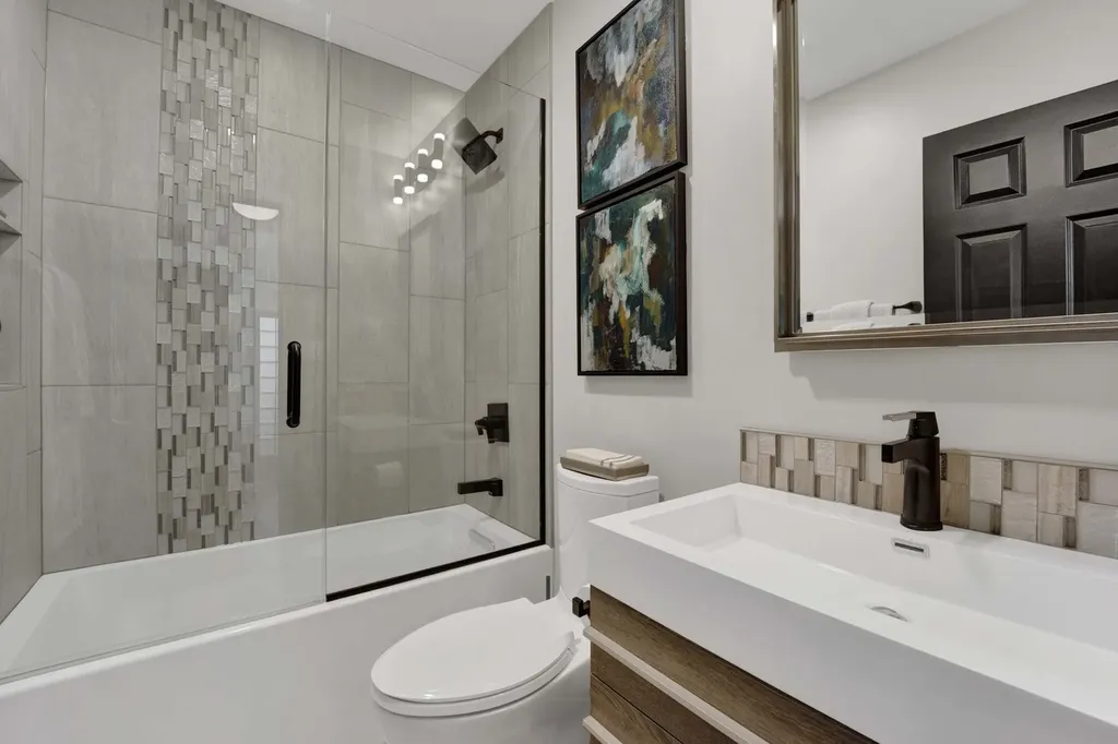 828 South Bell Avenue Chicago IL 60612