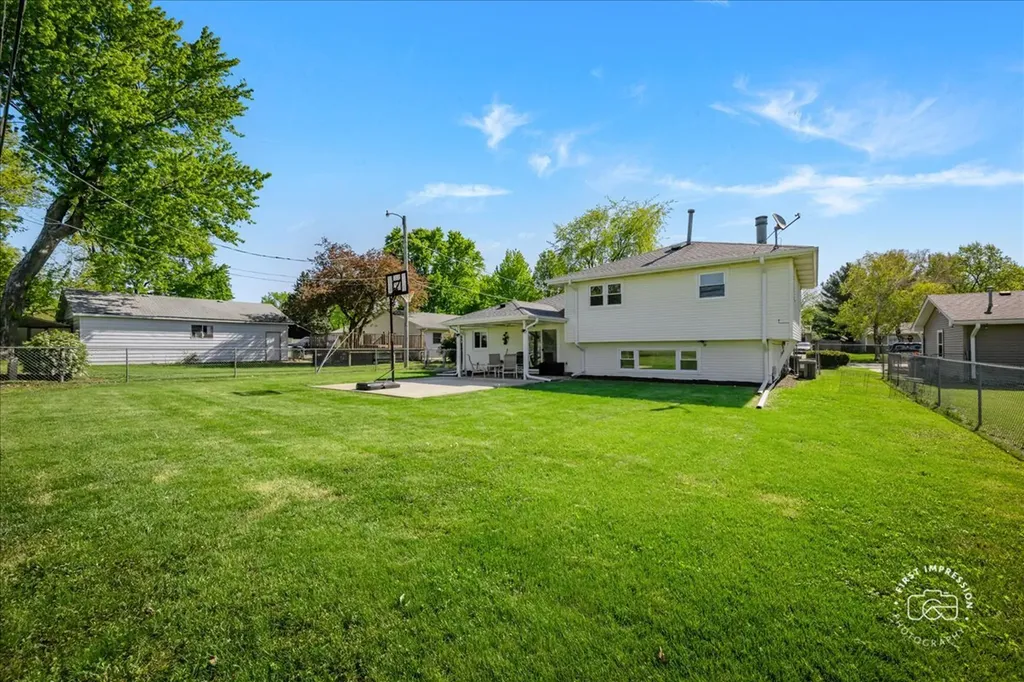 966 North Elmwood Drive Aurora IL 60506