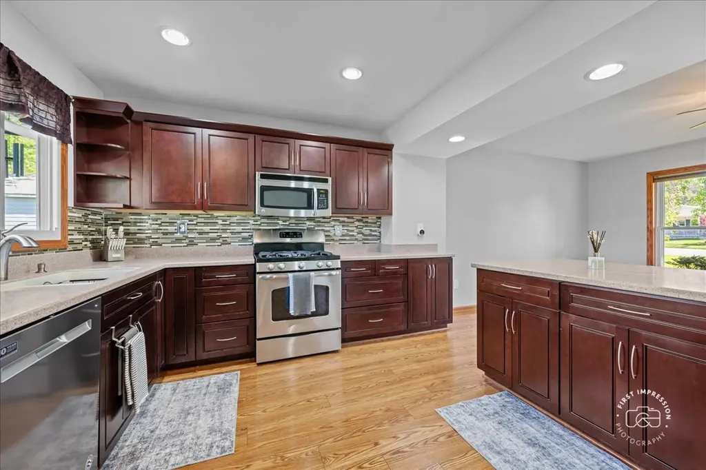 966 North Elmwood Drive Aurora IL 60506