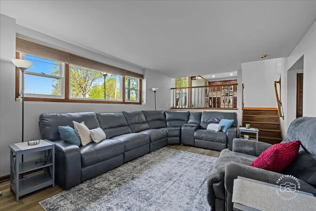 966 North Elmwood Drive Aurora IL 60506