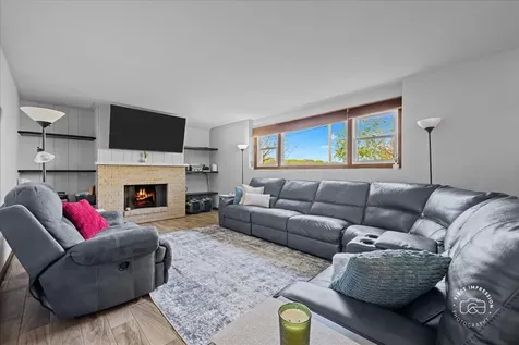 966 North Elmwood Drive Aurora IL 60506