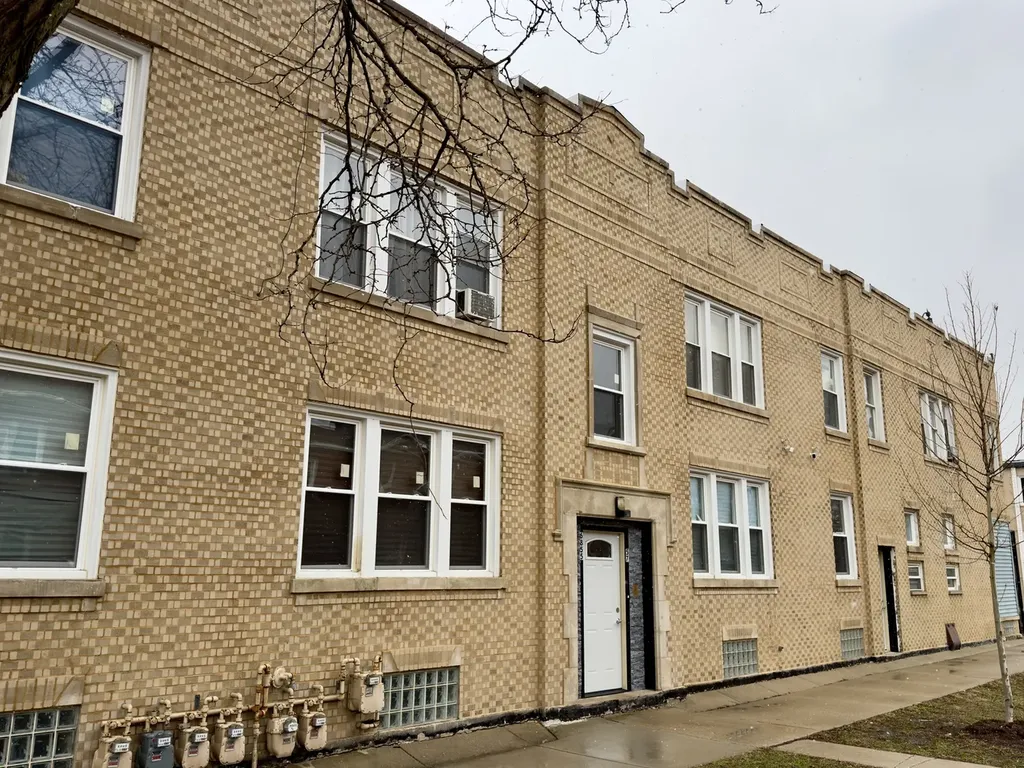 2456 West Lithuanian Plaza Court Chicago IL 60629