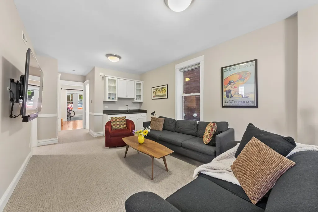 3744 North Bosworth Avenue Chicago IL 60613