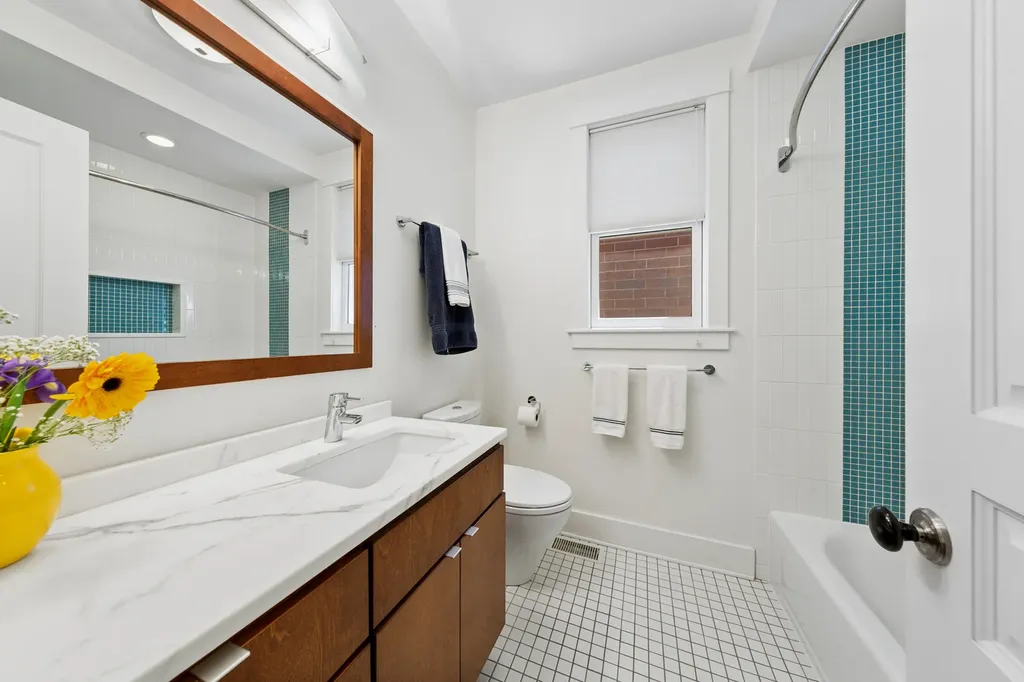 3744 North Bosworth Avenue Chicago IL 60613