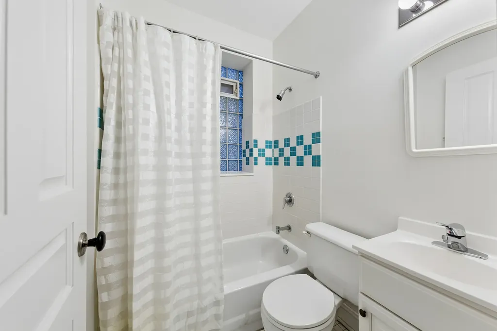 3744 North Bosworth Avenue Chicago IL 60613