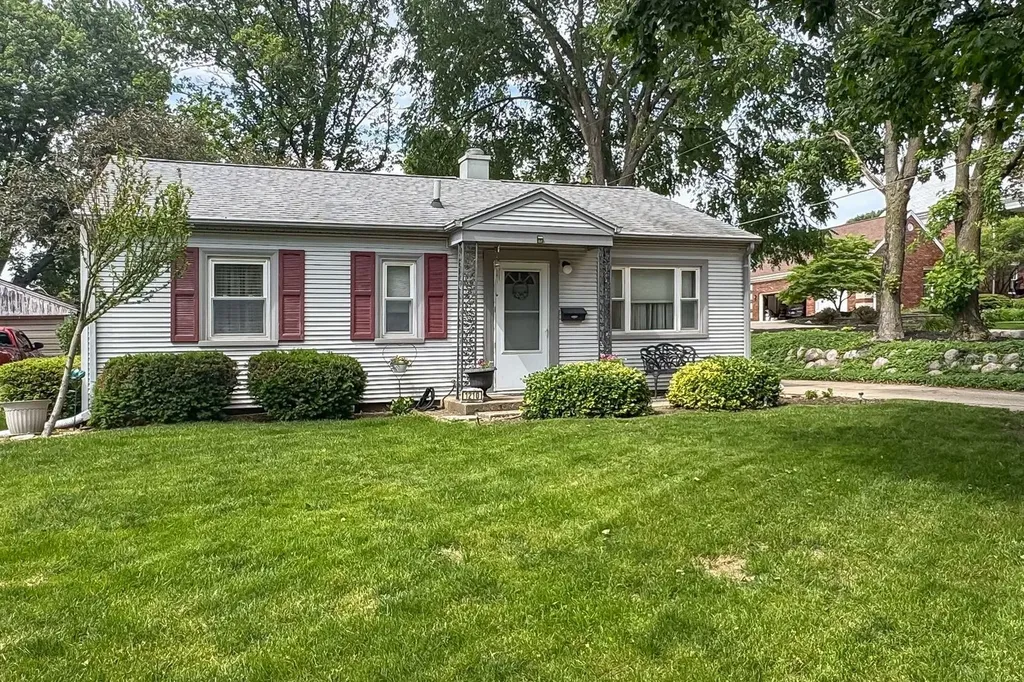 1210 Greenlawn Drive Bloomington IL 61701