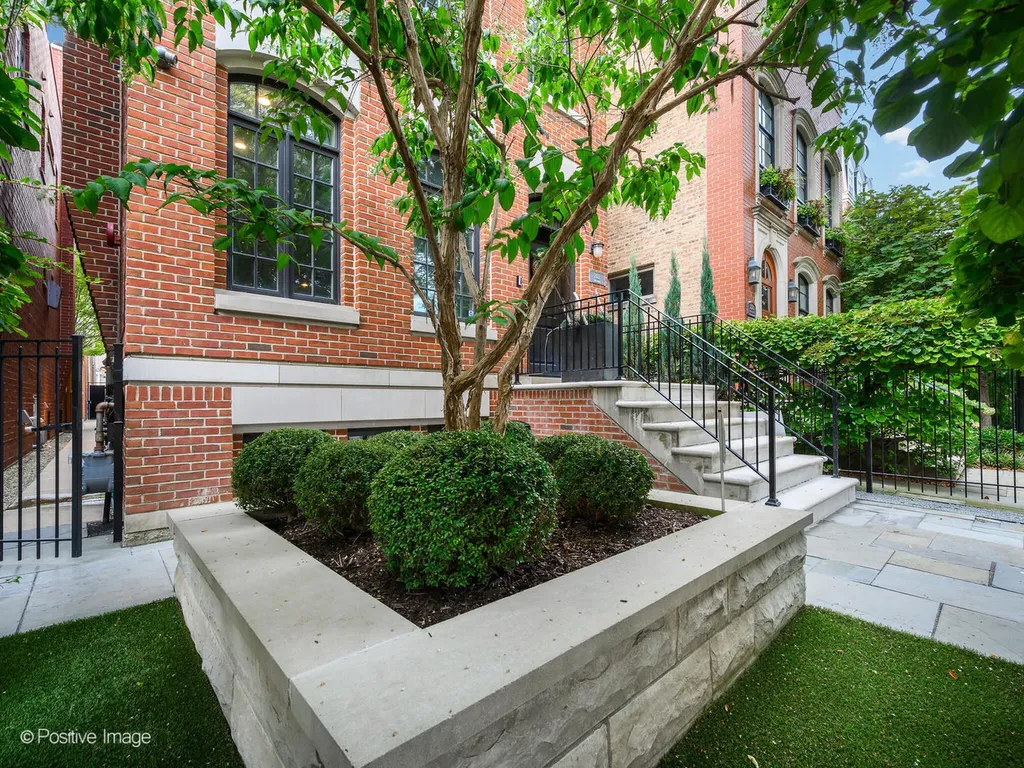 2122 North Magnolia Avenue Chicago IL 60614