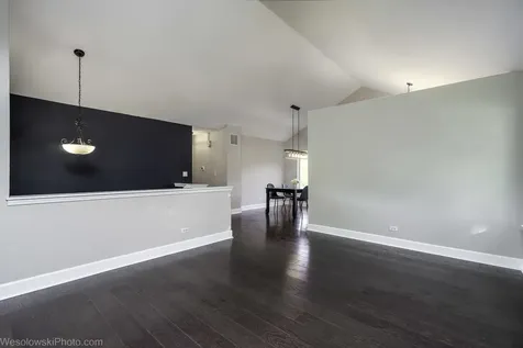 1 Coventry Court South Elgin IL 60177