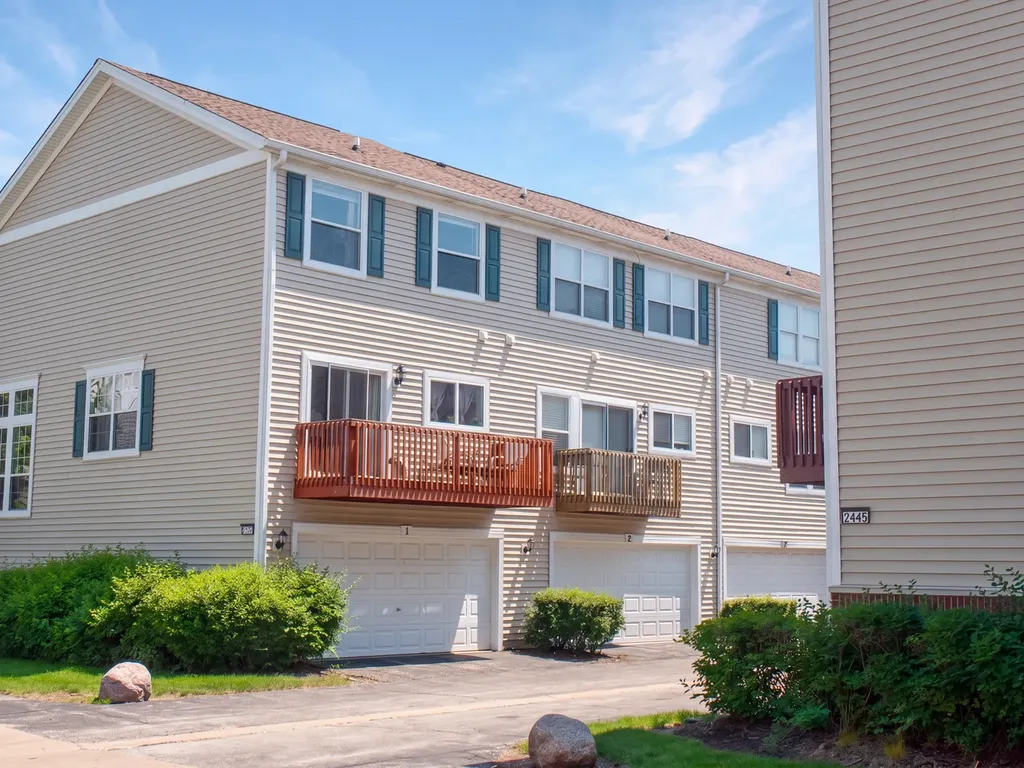2443 Courtyard Circle Aurora IL 60506