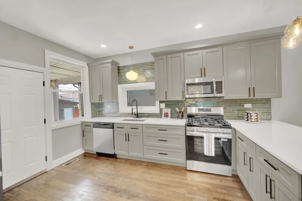 7707 South Ridgeland Avenue Chicago IL 60649