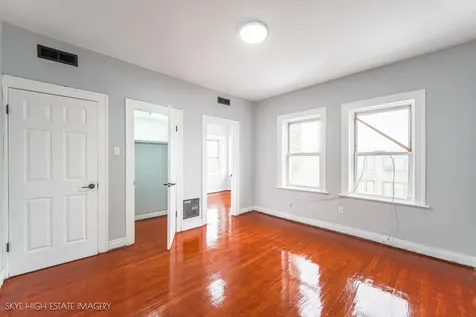 6720 South Paxton Avenue Chicago IL 60649