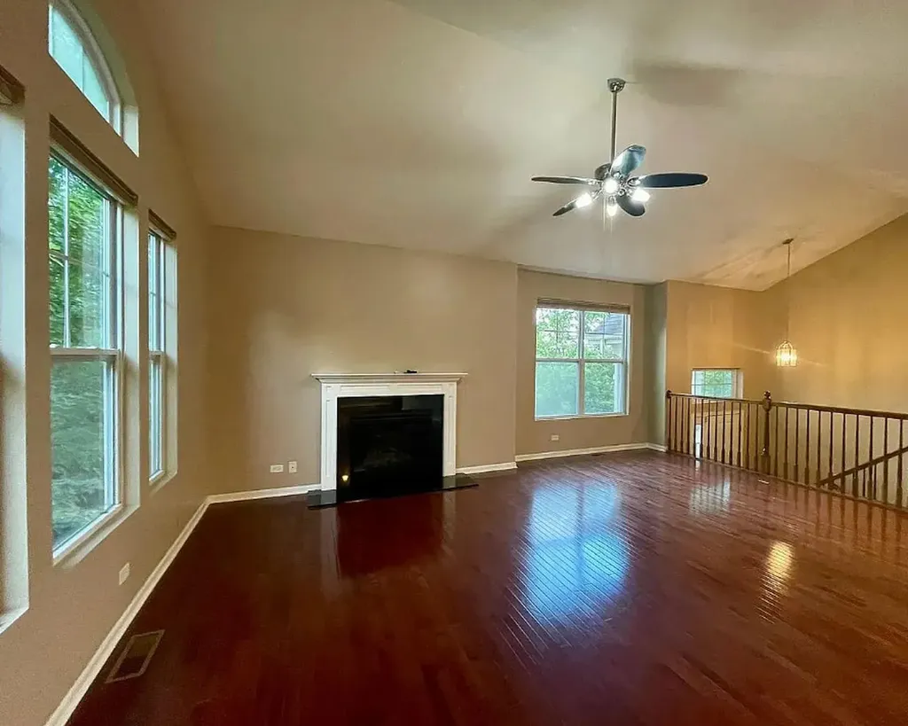 526 Grosvenor Lane Aurora IL 60504