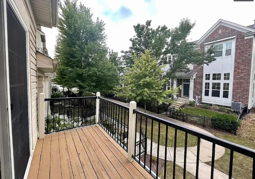 526 Grosvenor Lane Aurora IL 60504