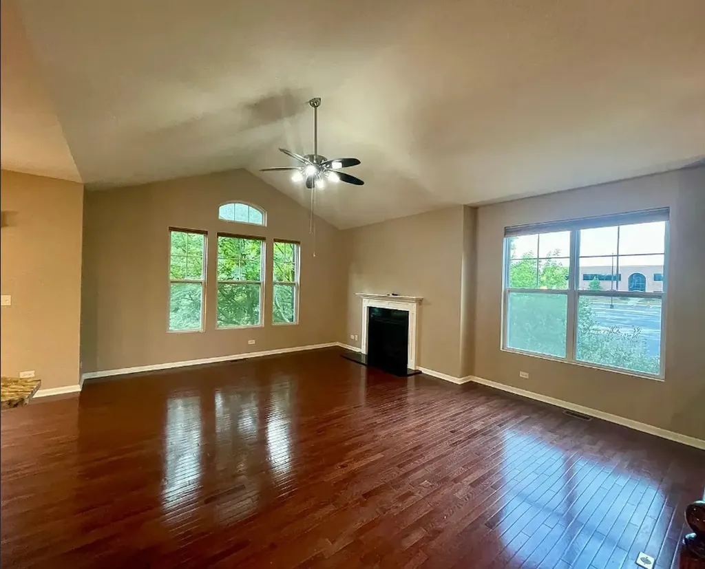 526 Grosvenor Lane Aurora IL 60504