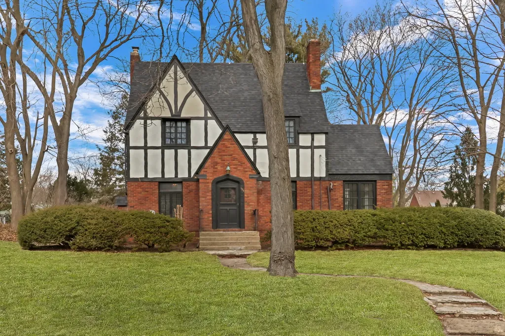 526 West Jackson Street Woodstock IL 60098