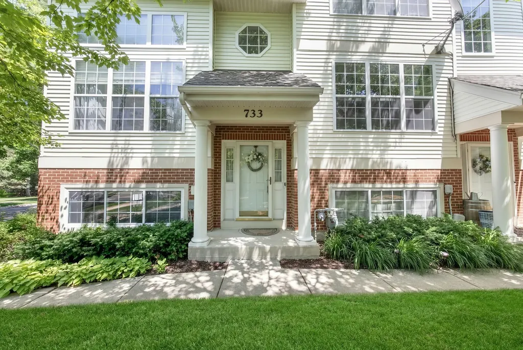 733 Pheasant Trail St. Charles IL 60174