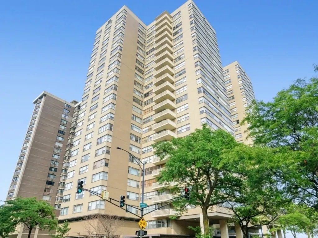 6301 North Sheridan Road Chicago IL 60660