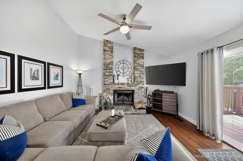 808 Castleton Court Mundelein IL 60060
