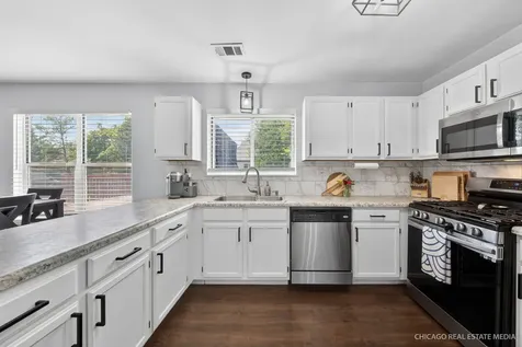 808 Castleton Court Mundelein IL 60060
