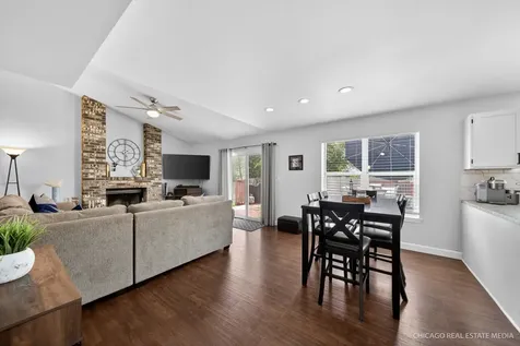 808 Castleton Court Mundelein IL 60060