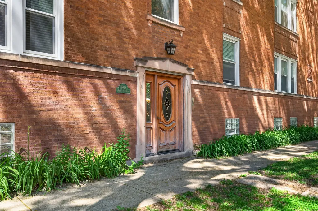 4308 West Waveland Avenue Chicago IL 60641