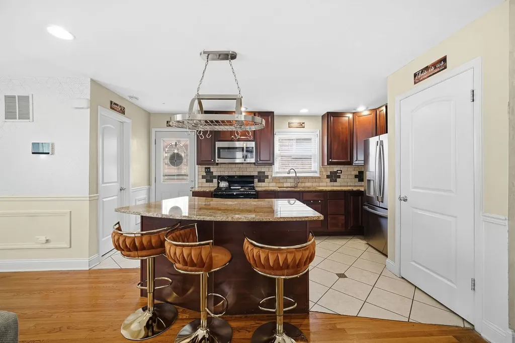 2605 West 83rd Place Chicago IL 60652