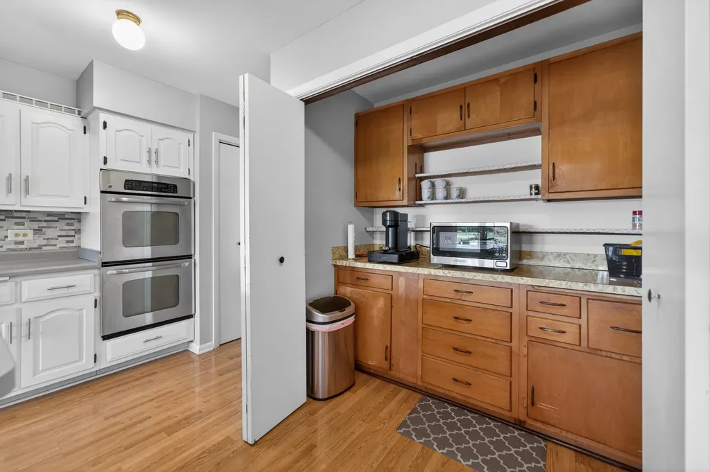 53 West Leslie Lane Villa Park IL 60181