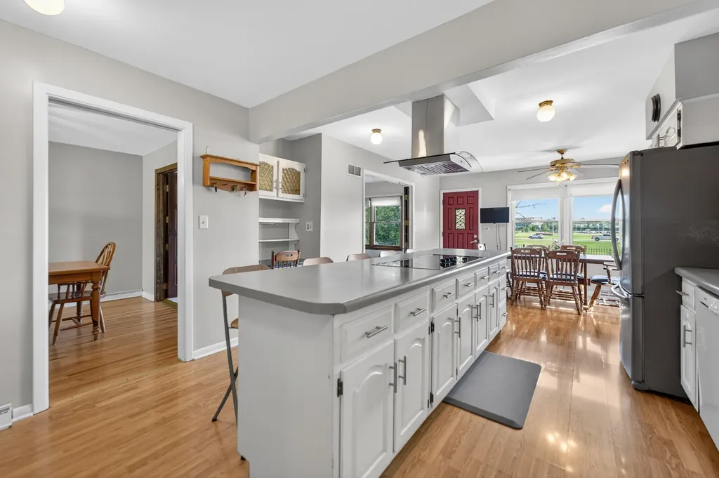 53 West Leslie Lane Villa Park IL 60181