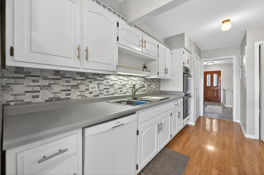 53 West Leslie Lane Villa Park IL 60181