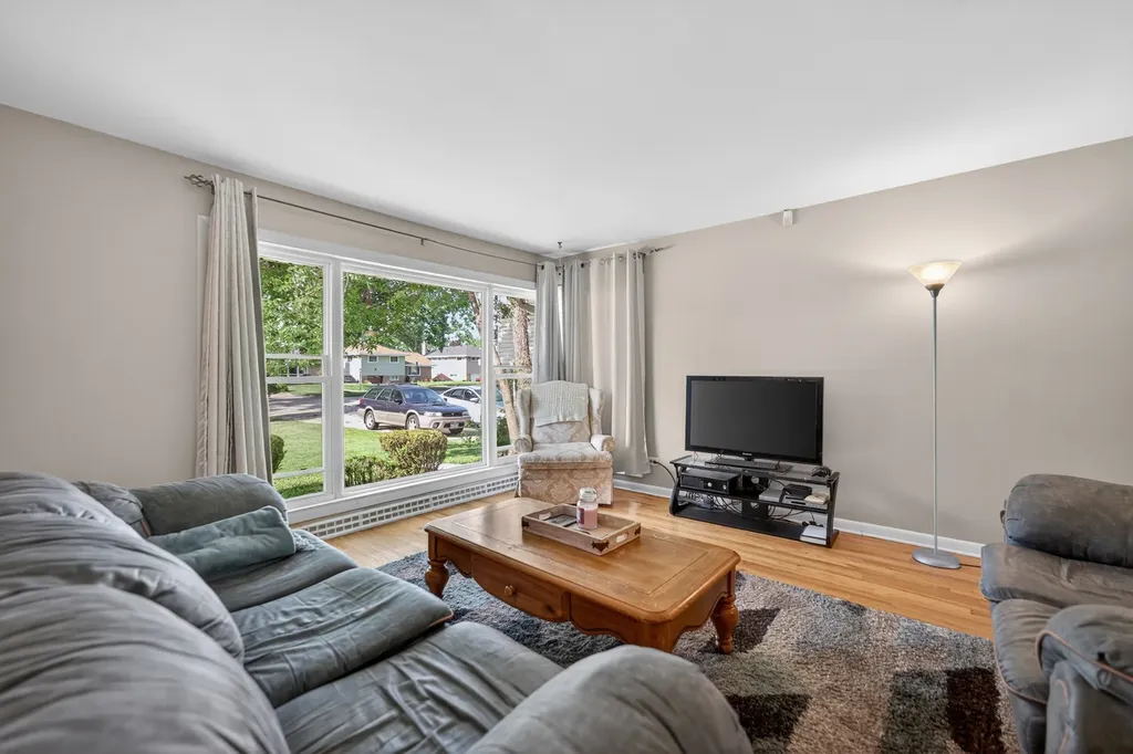 53 West Leslie Lane Villa Park IL 60181