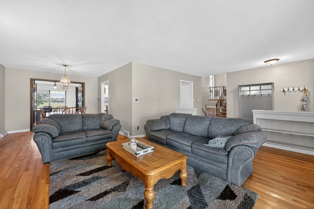 53 West Leslie Lane Villa Park IL 60181