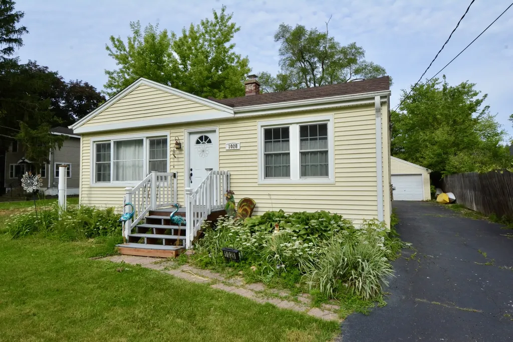 1028 West Drive South Elgin IL 60177