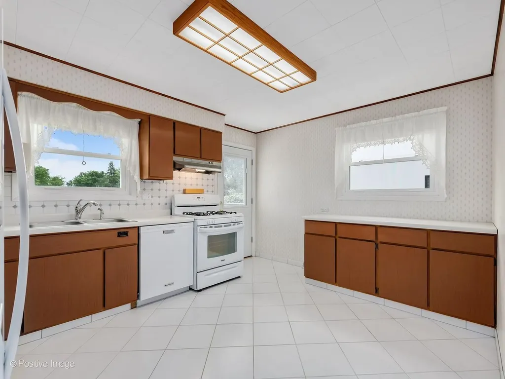 393 Grandview Avenue Glen Ellyn IL 60137