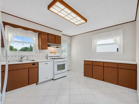 393 Grandview Avenue Glen Ellyn IL 60137